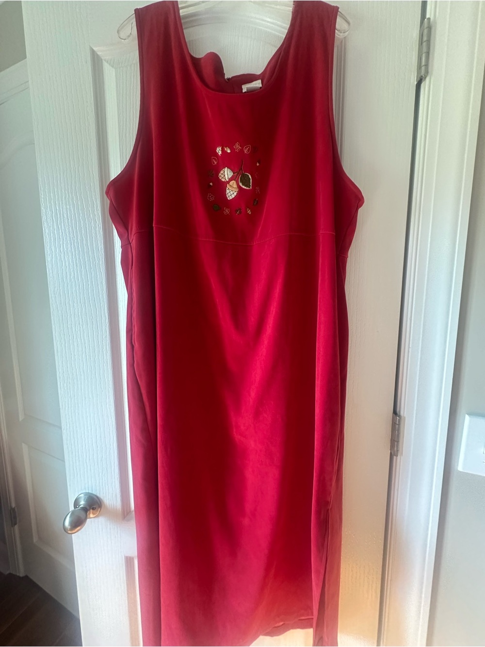 Vintage Women’s Red Sleeveless Shift Dress with Fall Embroidered Detail